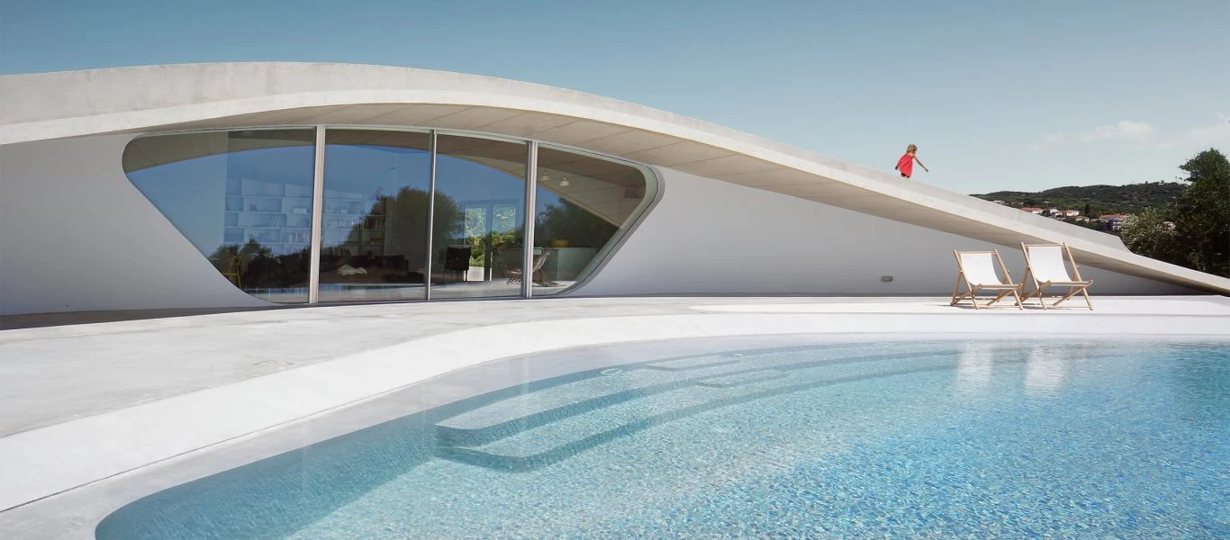 Η βίλα στην Πελοπόννησο που εντυπωσιάζει τον πλανήτη - Θα εκπλαγείτε από την πολυτέλειά της (βίντεο)